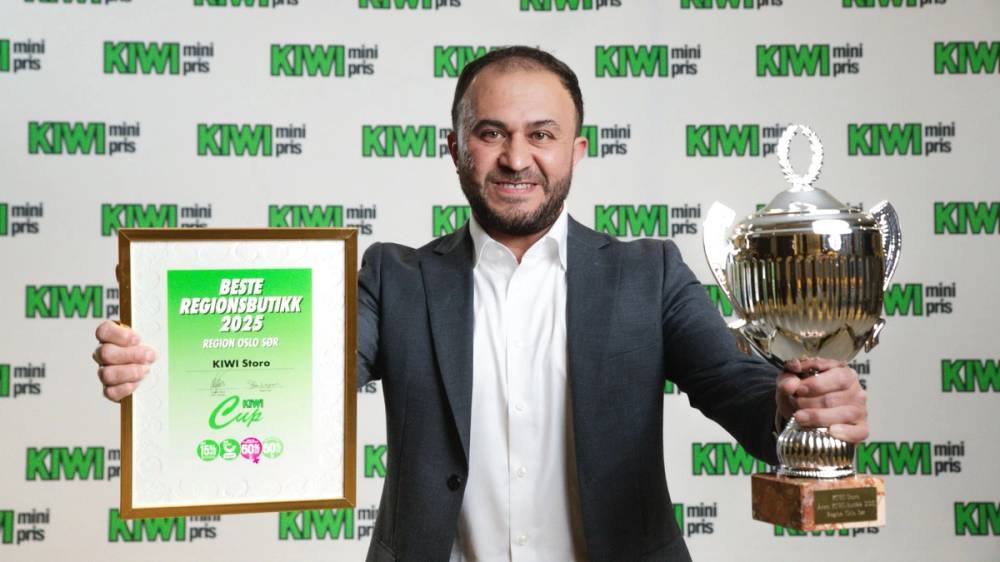 Butikksjef Khaled Samimi og KIWI Storo er årets beste KIWI-butikk i sin region.