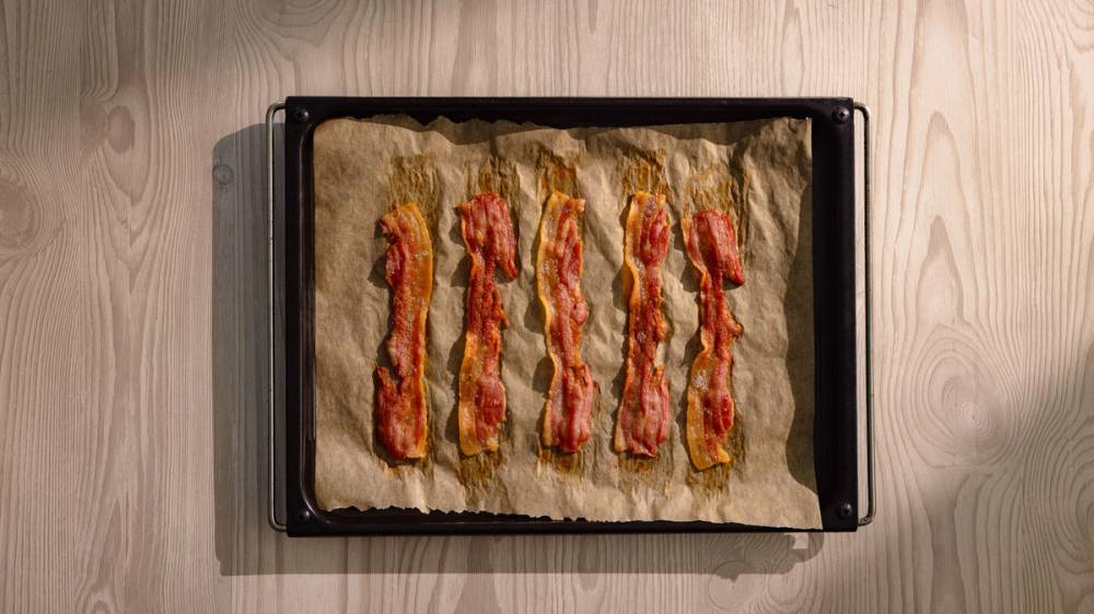 Stekt bacon på stekebrett.