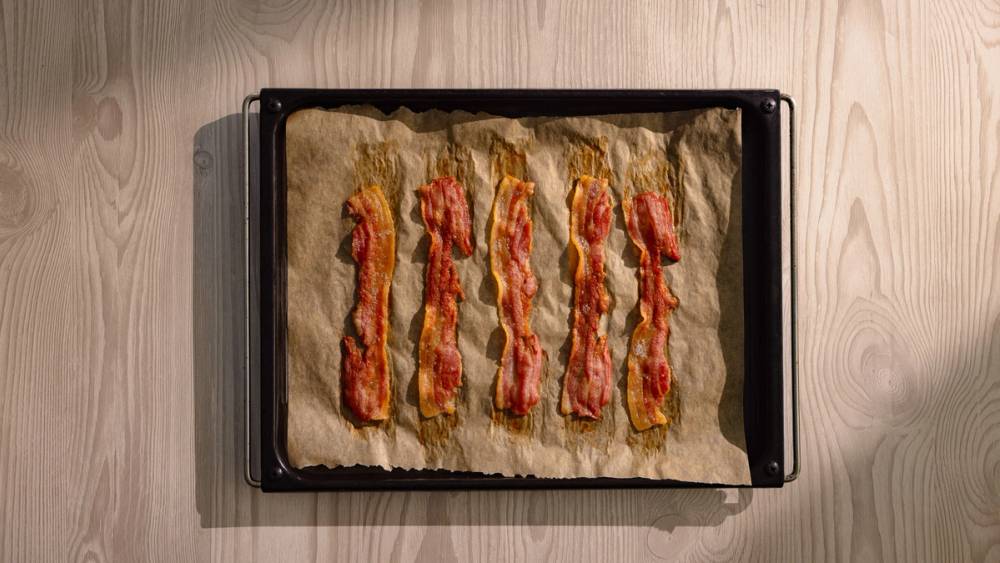 Stekt bacon på stekebrett.