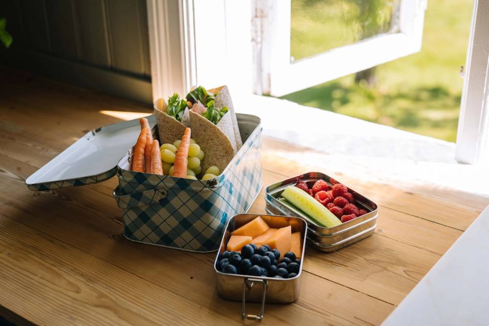 Matpakker som er pakket på kjøkkenbenken til bilferie.