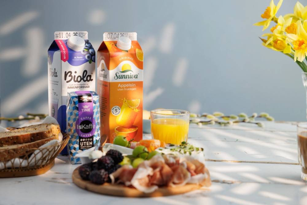 Biola, appelsinjuice og iskaffe servert til påskefrokost.