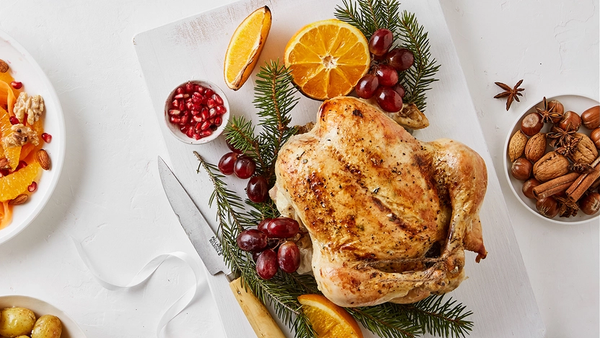 Kalkun servert med appelsinsalat.