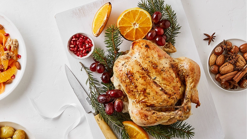 Kalkun servert med appelsinsalat.