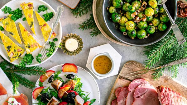 Tapasbord til nyttårsaften med retter med spyd, rosenkål og dadler.