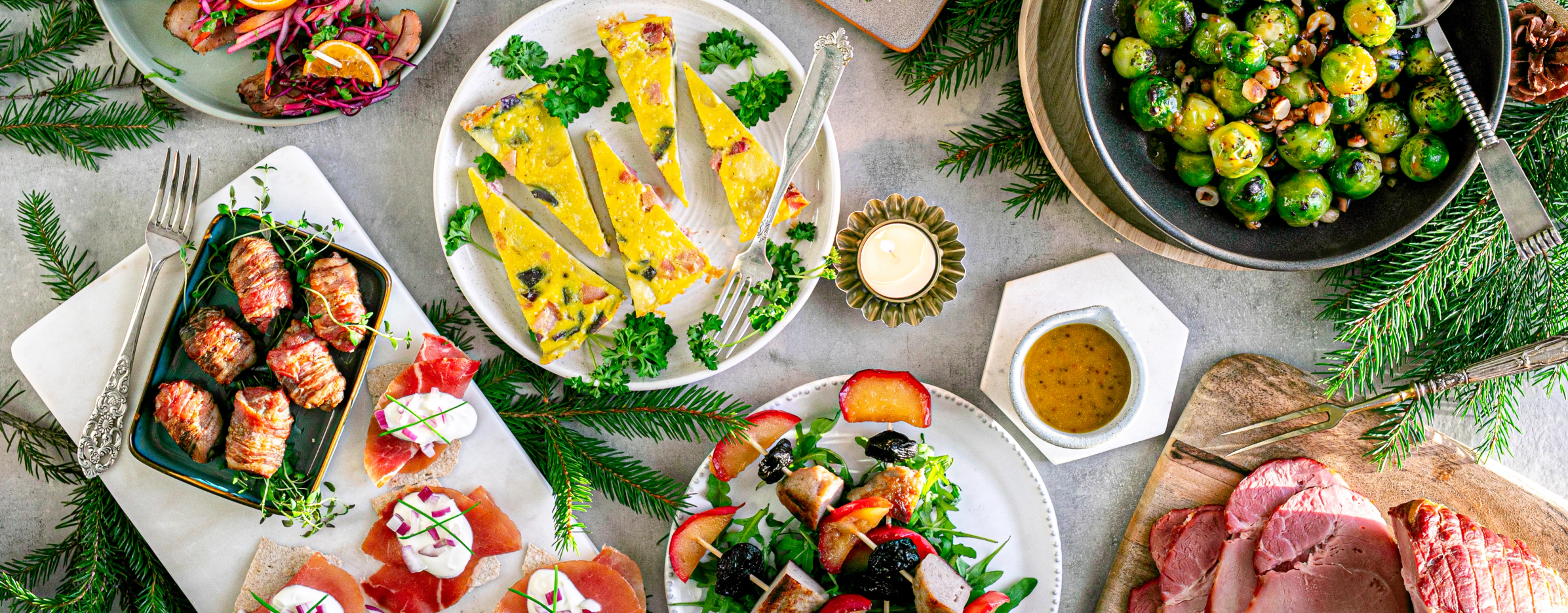 Tapasbord til nyttårsaften med retter med spyd, rosenkål og dadler.