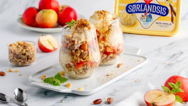 To dessertglass fylt med eplecrumble og vaniljeis fra Hennig Olsen Sørlandsis.