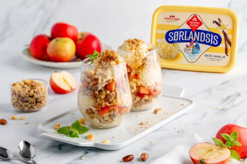 To dessertglass fylt med eplecrumble og vaniljeis fra Hennig Olsen Sørlandsis.