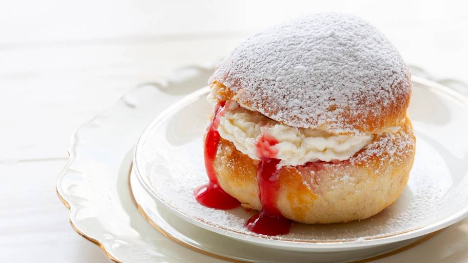 Fastelavnsbolle med krem, syltetøy og melisdryss.