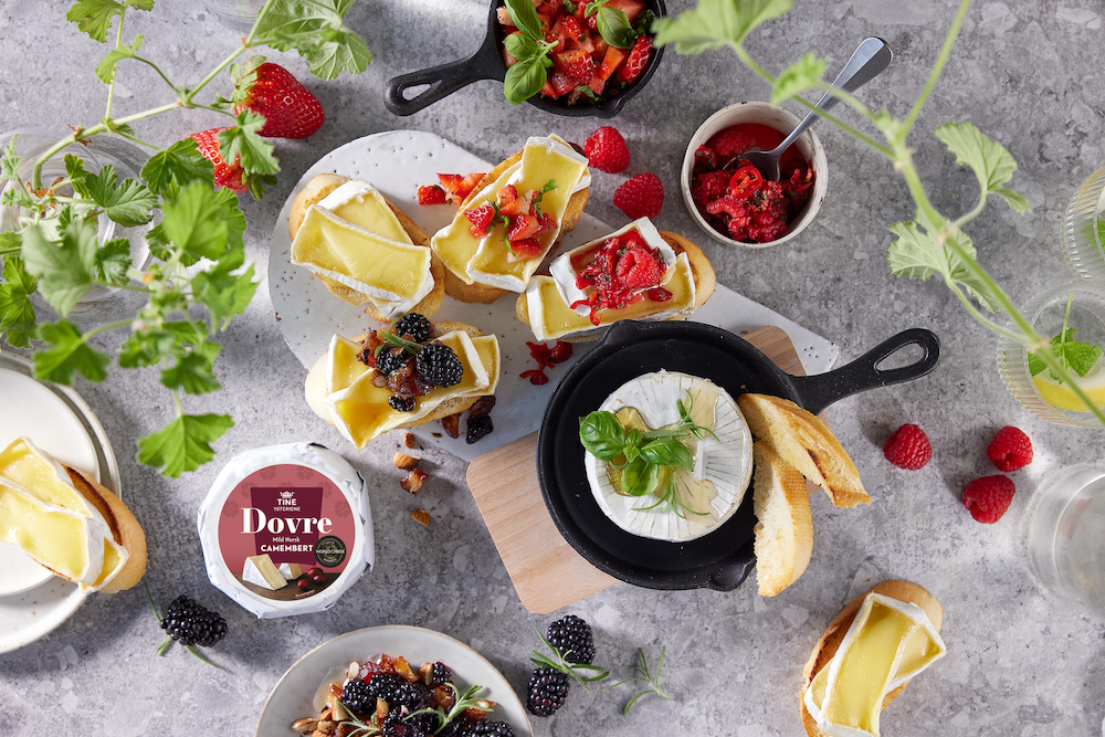 Ovnsbakt camembert med bær.