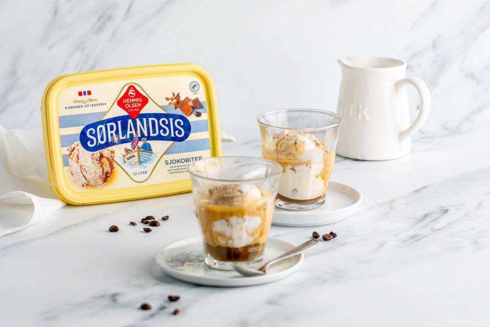 To kopper med espresso, begge toppet med hver sin kule Sjokobiter-is fra Sørlandsis.