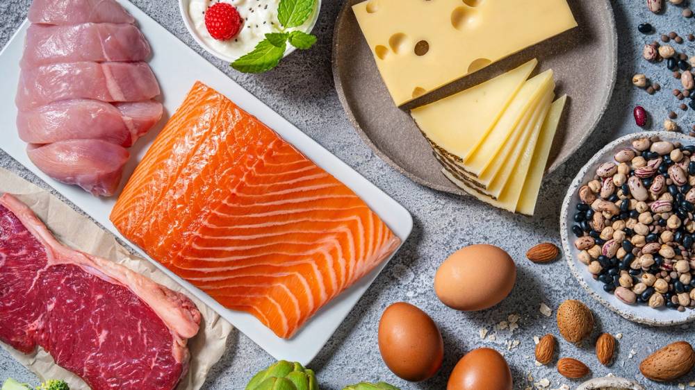 Samlebilde av sunne råvarer som fisk, kylling, egg og meieriprodukter.