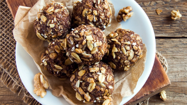 Daddelkuler med nøtter og havregryn.