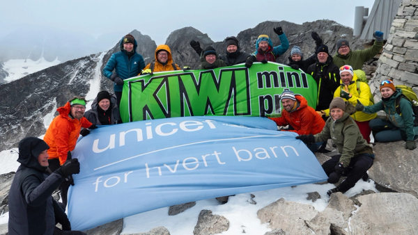 KIWI-ansatte med KIWI- og UNICEF-bannere.
