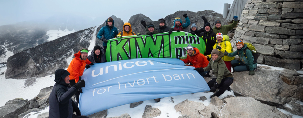 KIWI-ansatte med KIWI- og UNICEF-bannere.