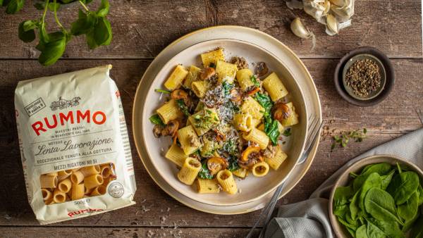 Rummo pasta med saus, kjøtt og sopp