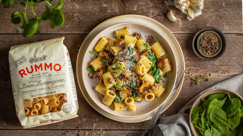 Rummo pasta med saus, kjøtt og sopp