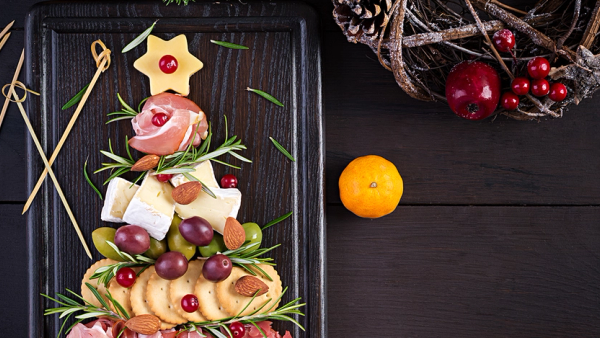 Tapas til julefrokost formet som juletre på fat.