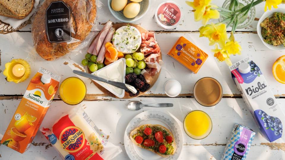 Påskefrokost med produkter fra Tine og ostefat.