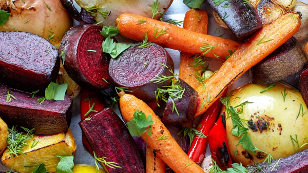 Tilberedte rotgrønnsaker i sesong på stekebrett.