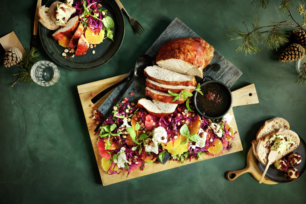 Stekt kalkun og tilbehør til thanksgiving.