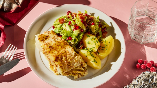 Lutefisktallerken på pyntet bord.