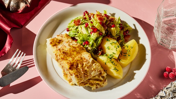 Lutefisktallerken på pyntet bord.