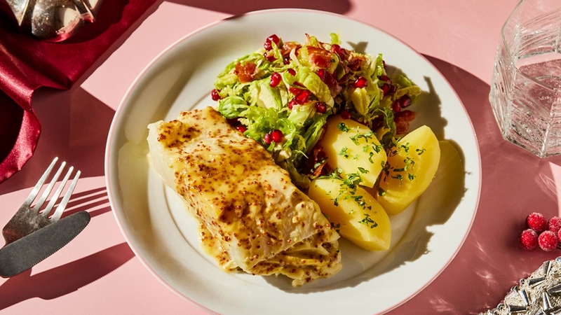 Lutefisktallerken på pyntet bord.