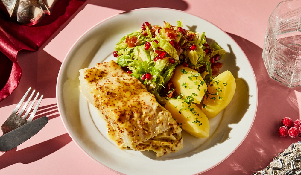 Lutefisktallerken på pyntet bord.