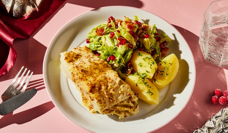 Lutefisktallerken på pyntet bord.