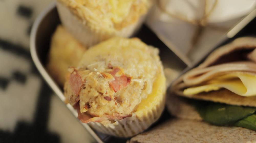 Nærbilde av matmuffins i matboks.