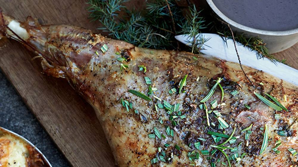 Lammelår på trefjøl.