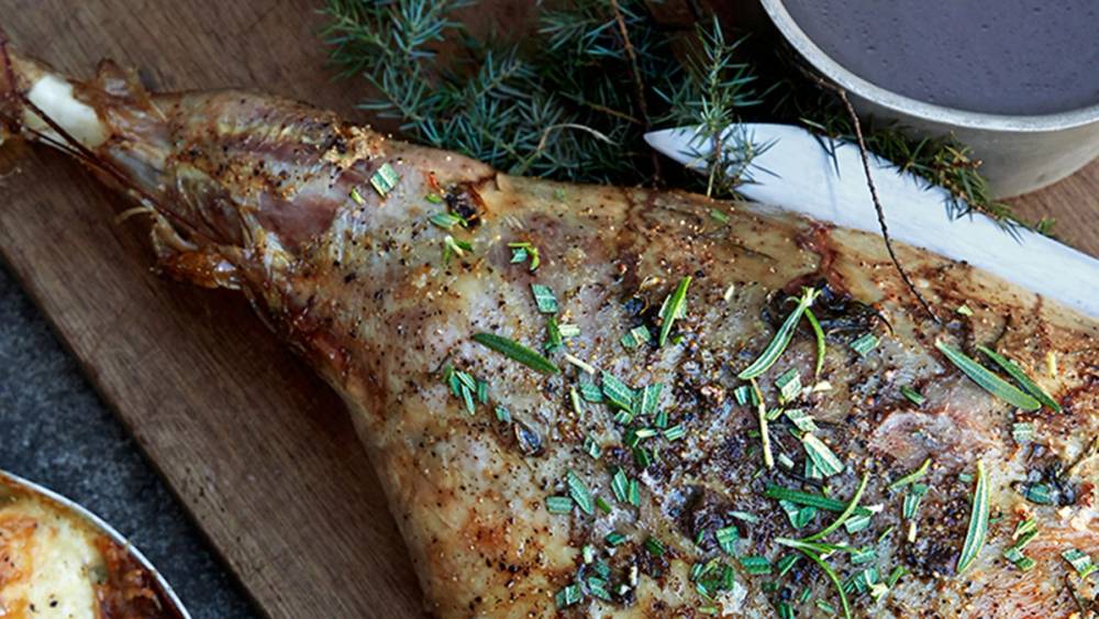 Lammelår på trefjøl.