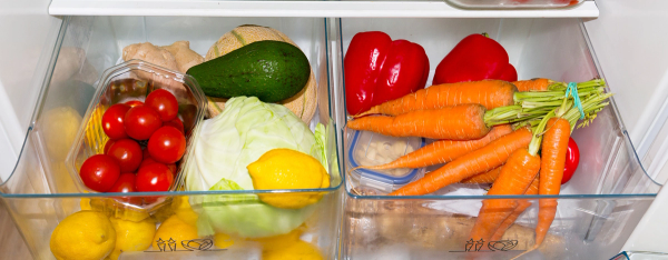 Grønnsaksskuff i kjøleskap.