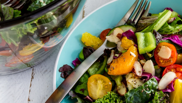 Salat med ulike type grønnsaker.