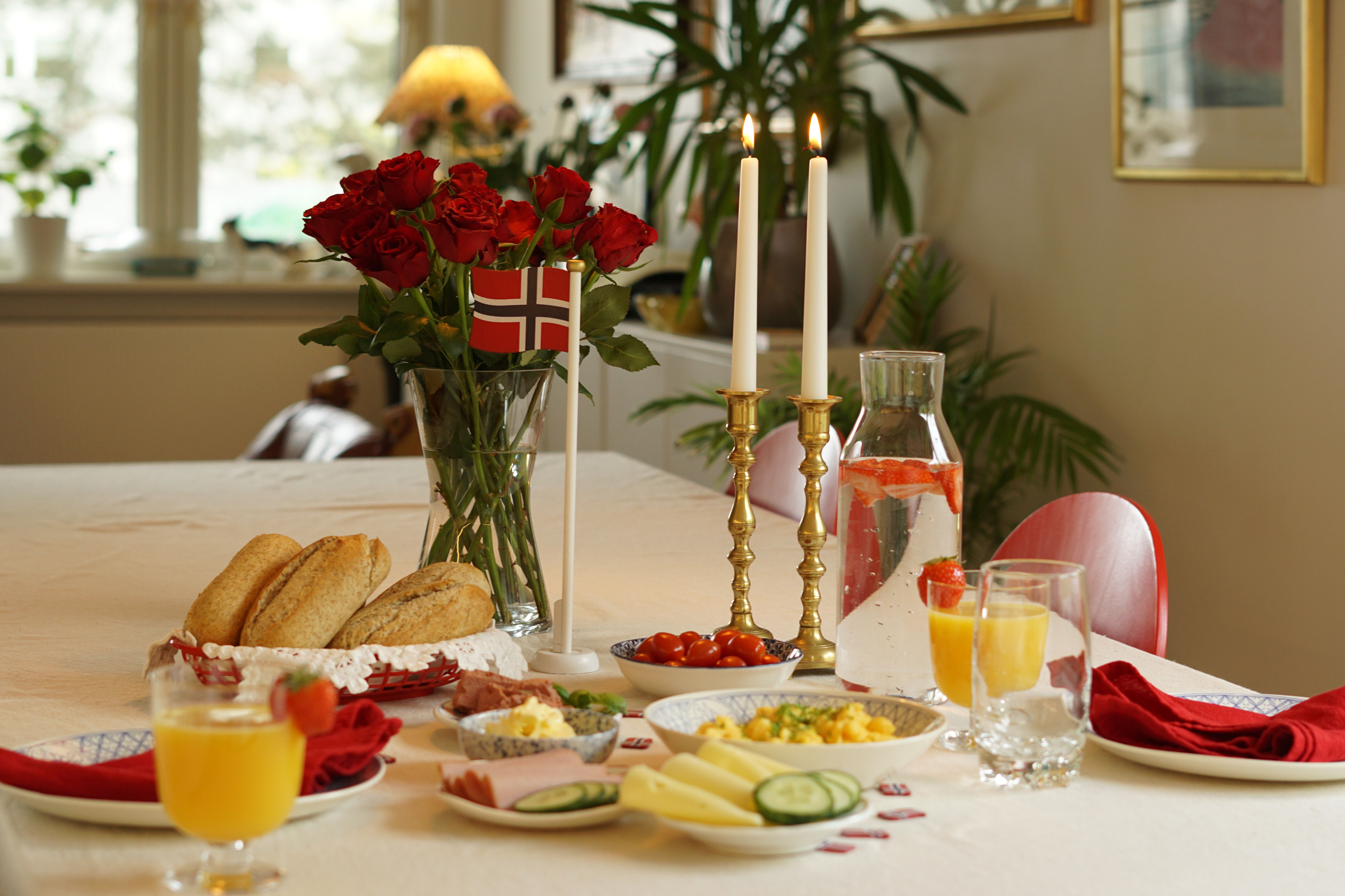 Bilde av frokostbord med norsk flagg