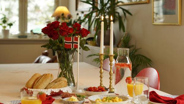 Bilde av frokostbord med norsk flagg