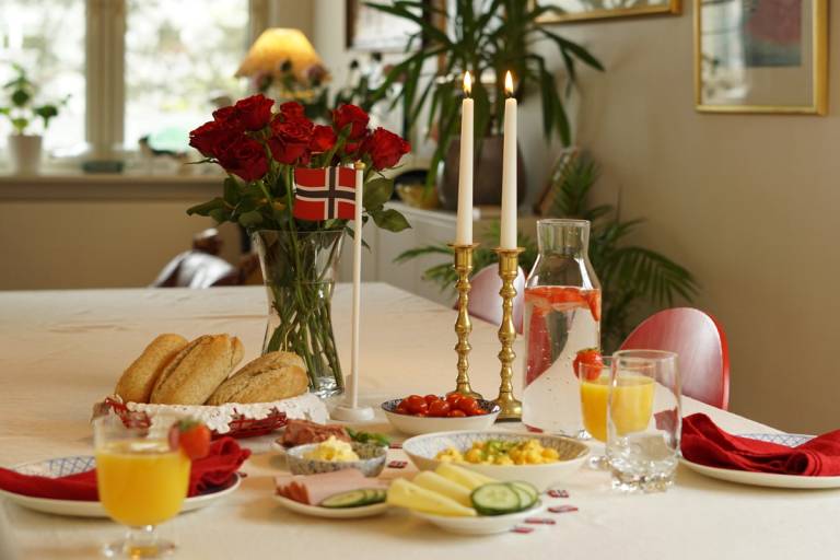 Bilde av frokostbord med norsk flagg