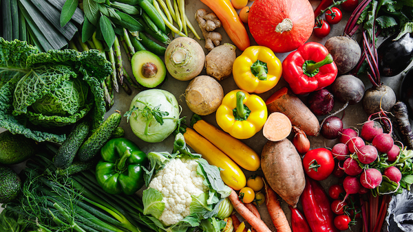 Samlebilde med mange ulike typer grønnsaker.