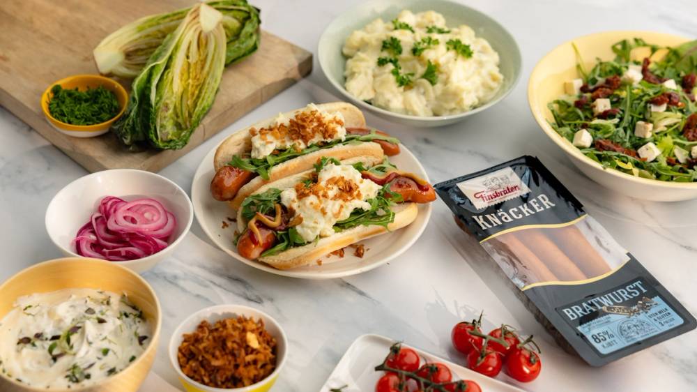 Pølser med sideretter og topping og en pakke Finbråten Knäcker Bartwurst.