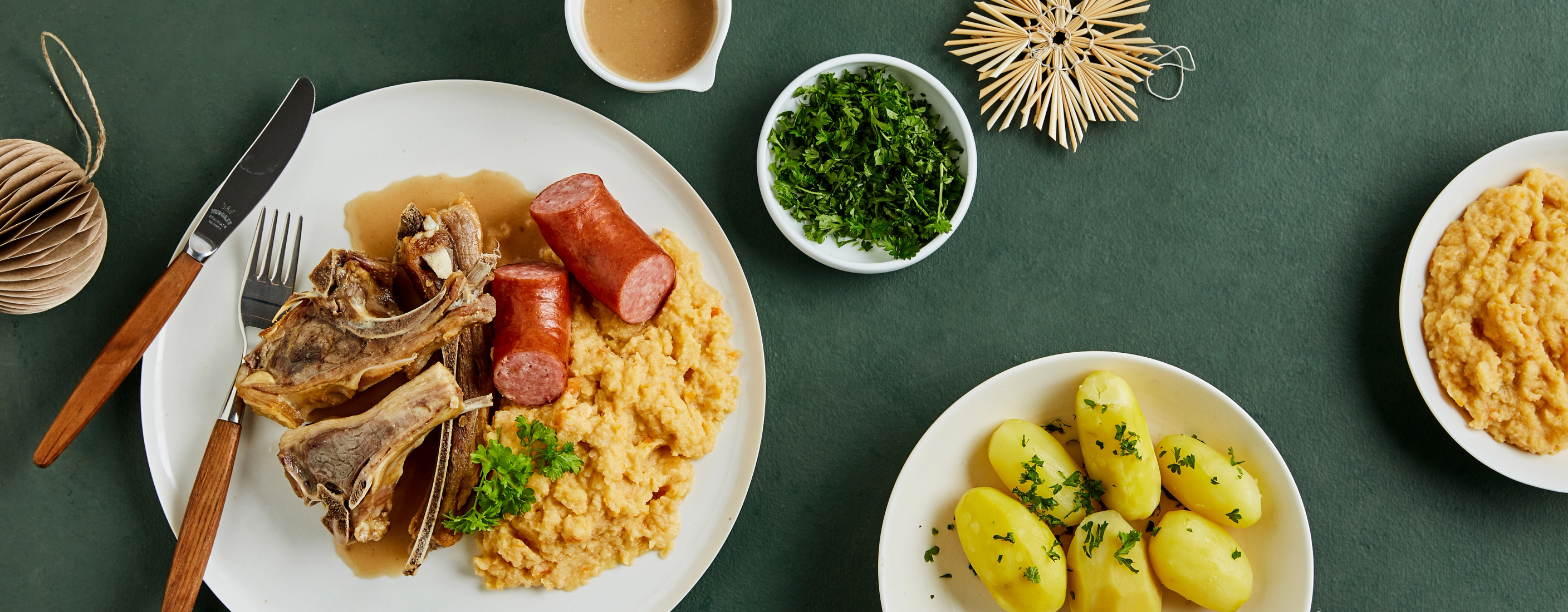 Pinnekjøtt tallerken med vossakorv, kålrabistappe og mandelpoteter.