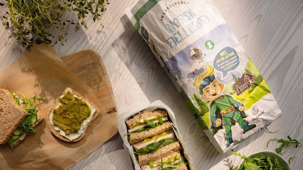 Fjellbrød fra Bakehuset og matpakke med kylling, kremost, pesto, agurk og ruccola.