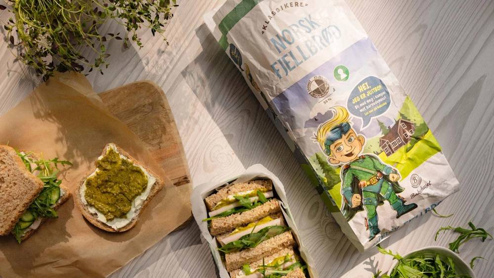 Fjellbrød fra Bakehuset og matpakke med kylling, kremost, pesto, agurk og ruccola.