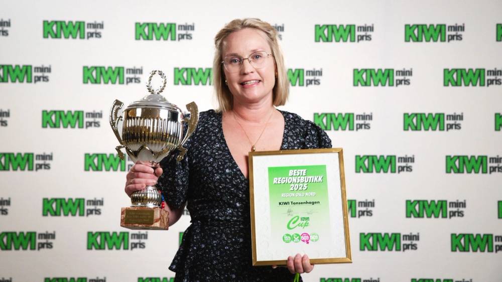 Butikksjef Monica Ludvigsen tok stolt i mot prisen for regionens beste butikk, KIWI Tonsenhagen.