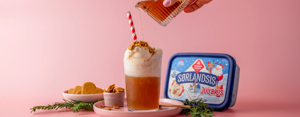 Juledessert i glass med Sørlandsis og julebrus toppet med knuste pepperkaker.