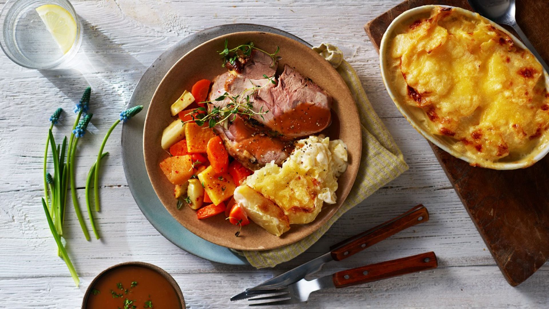 Påskelam med rotgrønnsaker og fløtegratinerte poteter.