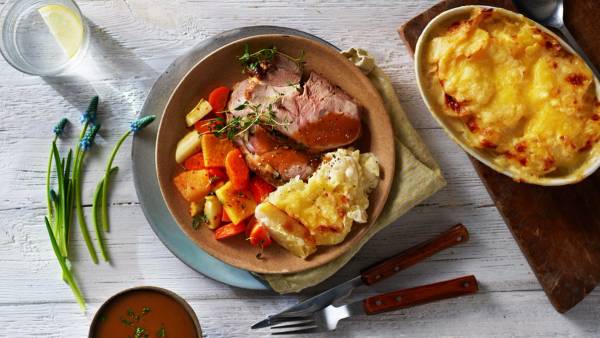 Påskelam med rotgrønnsaker og fløtegratinerte poteter.