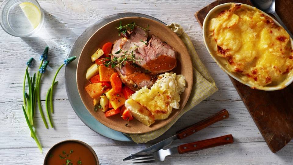 Påskelam med rotgrønnsaker og fløtegratinerte poteter.