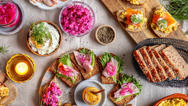 Bord med ulike retter til juletapas.