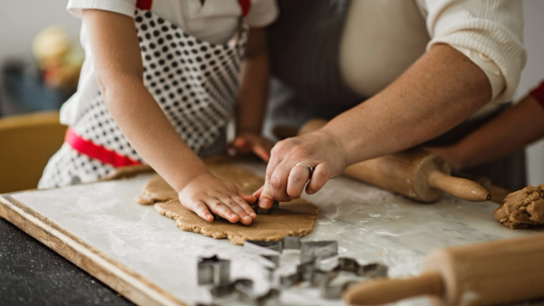 Personer som baker pepperkaker, julekaker som kan fryses.