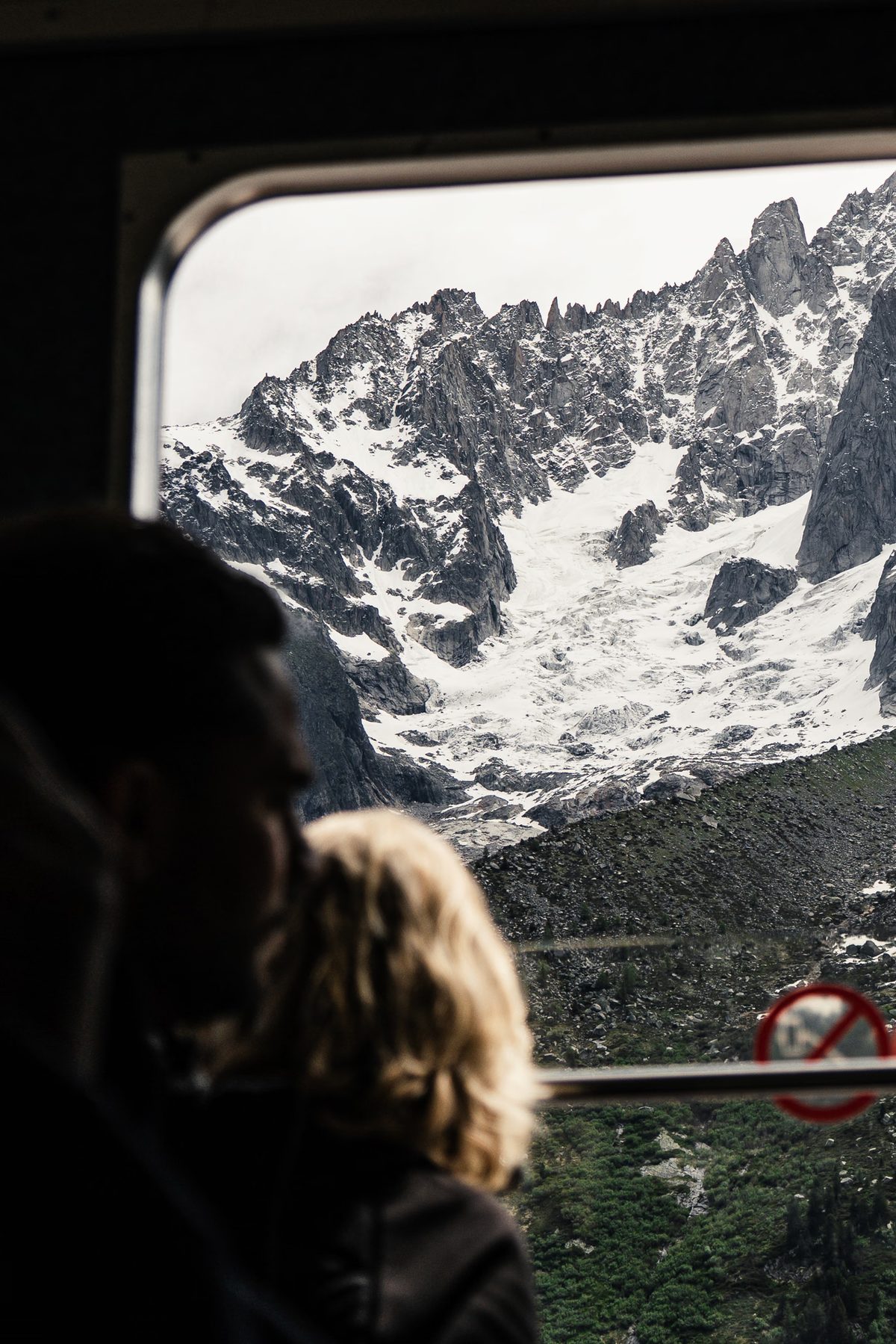 Montagnes enneigées vues depuis la fenêtre d’un téléphérique